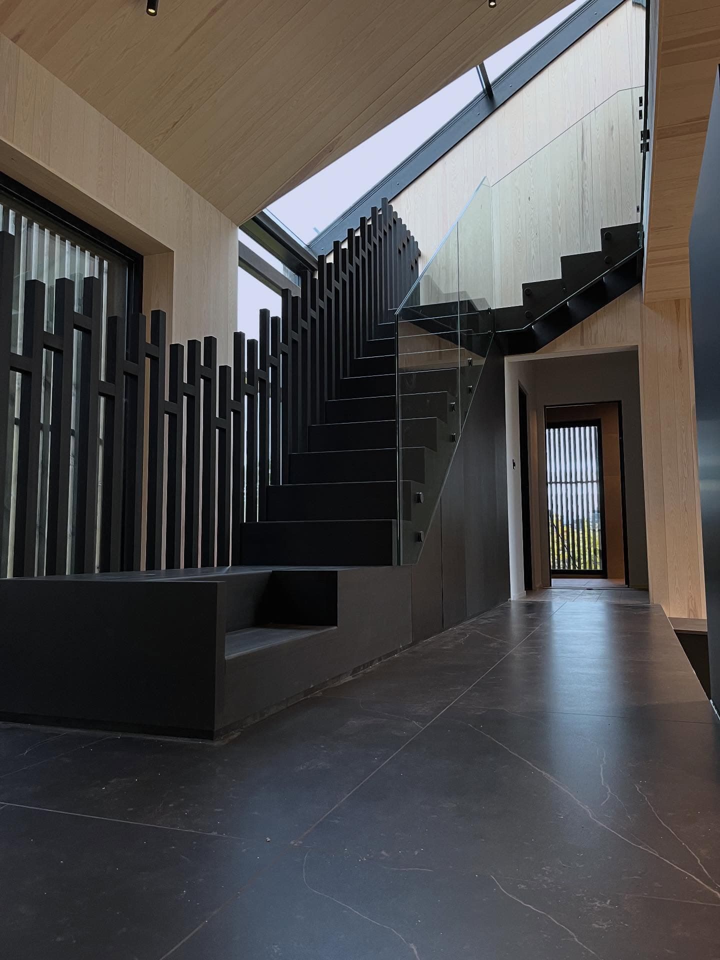 Spesiallaget trapp med integrert oppbevaring under